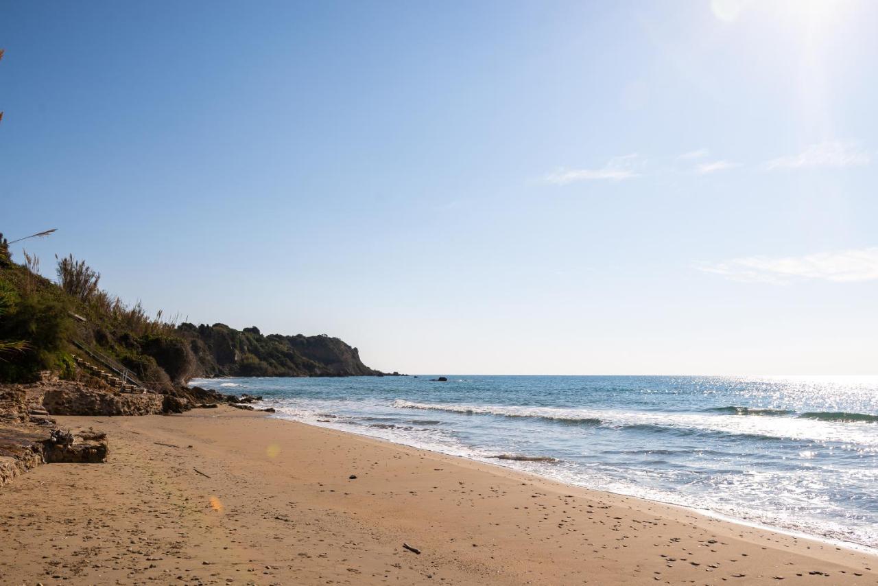 Beachfront Villa Meliti Ágios Matthaíos Екстериор снимка